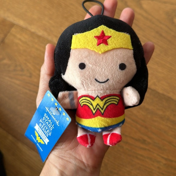 Hallmark Wonder Woman ornament - Picture 5 of 5
